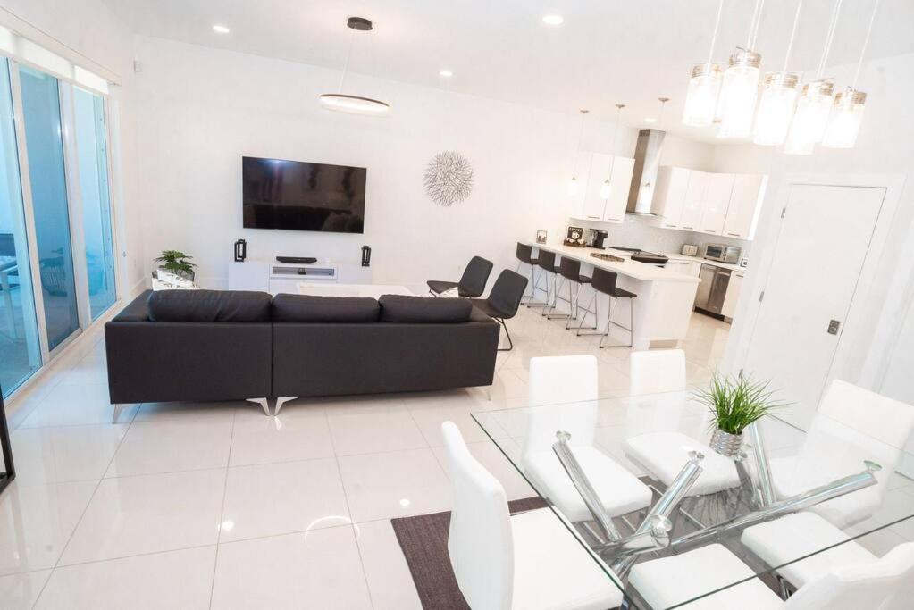 Across The Ocean Few Steps To Beach Contemporary Three Bedroom Townhouse ปอมปาโนบีช ภายนอก รูปภาพ