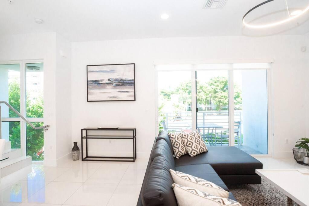 Across The Ocean Few Steps To Beach Contemporary Three Bedroom Townhouse ปอมปาโนบีช ภายนอก รูปภาพ