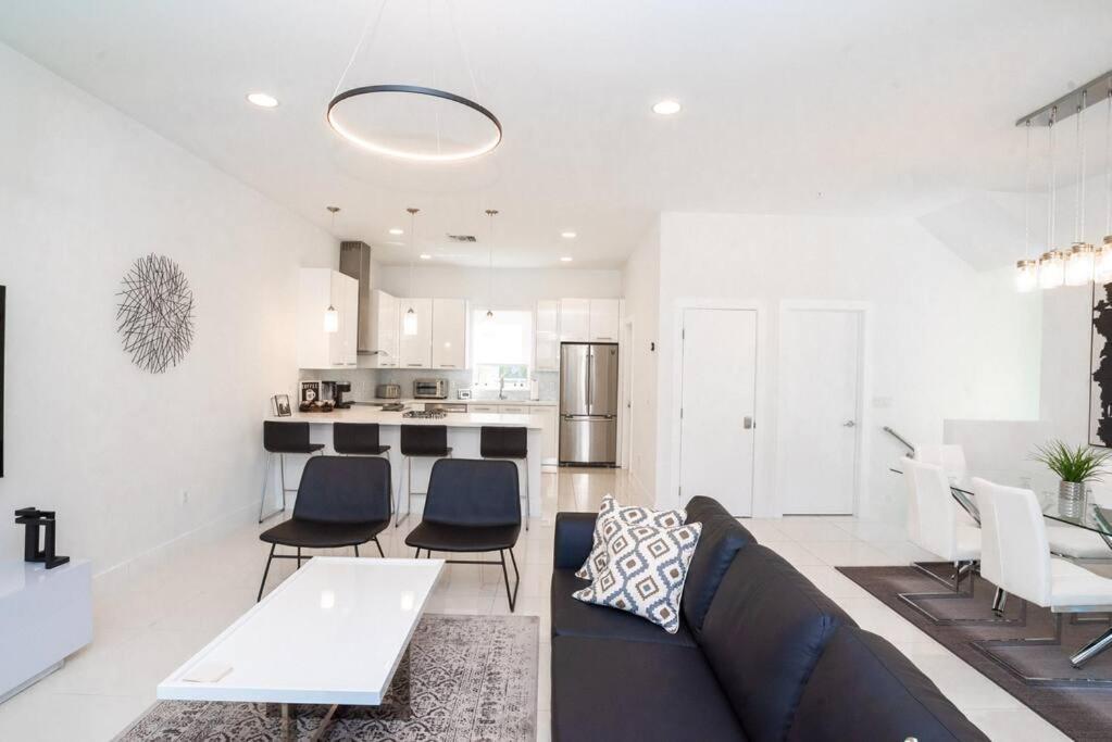 Across The Ocean Few Steps To Beach Contemporary Three Bedroom Townhouse ปอมปาโนบีช ภายนอก รูปภาพ