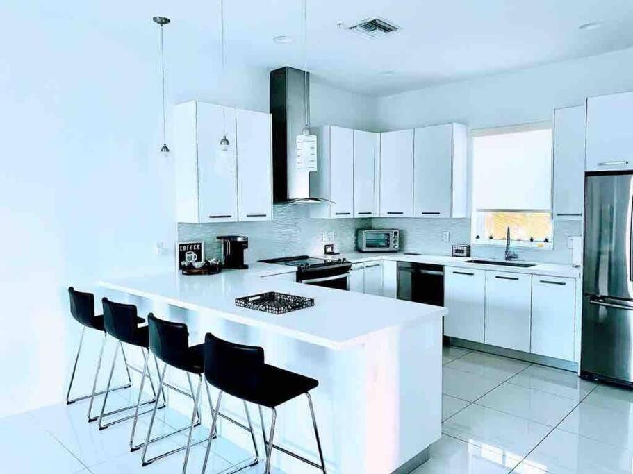 Across The Ocean Few Steps To Beach Contemporary Three Bedroom Townhouse ปอมปาโนบีช ภายนอก รูปภาพ