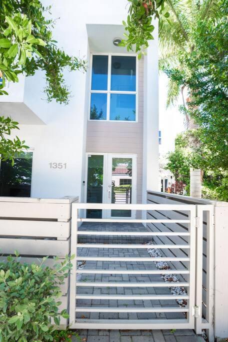 Across The Ocean Few Steps To Beach Contemporary Three Bedroom Townhouse ปอมปาโนบีช ภายนอก รูปภาพ
