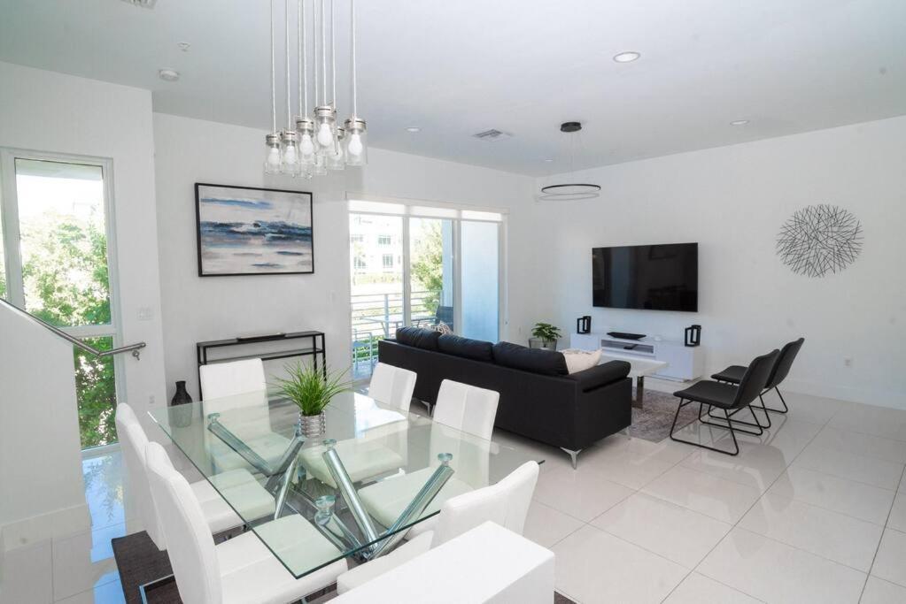 Across The Ocean Few Steps To Beach Contemporary Three Bedroom Townhouse ปอมปาโนบีช ภายนอก รูปภาพ